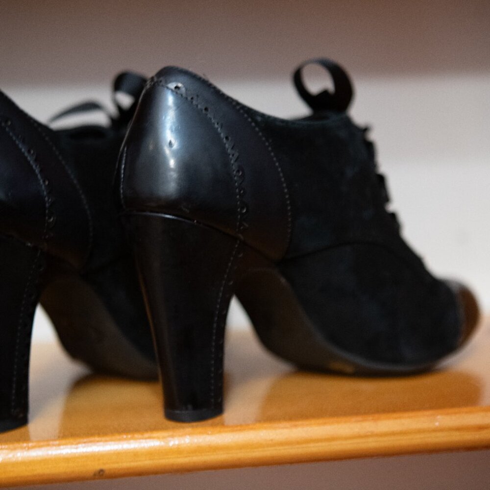 Gianni Bini 7.5M Black Suede Lace Up Oxford Shoes Heels Booties - Picture 7 of 10